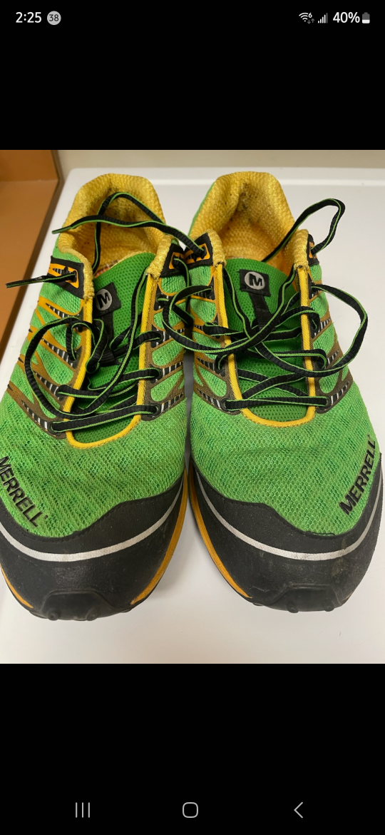 Merrill men’s runner. No insole. Size 10