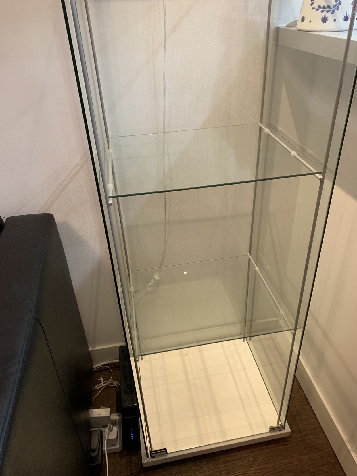 Glass showcase cabinet for moving sale - photo 4