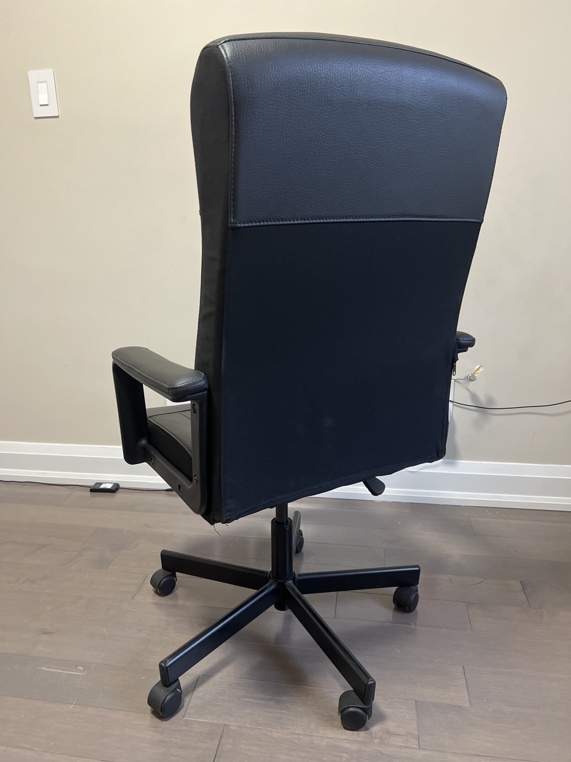 Comfy Leather Boss Chair image indicator(2)