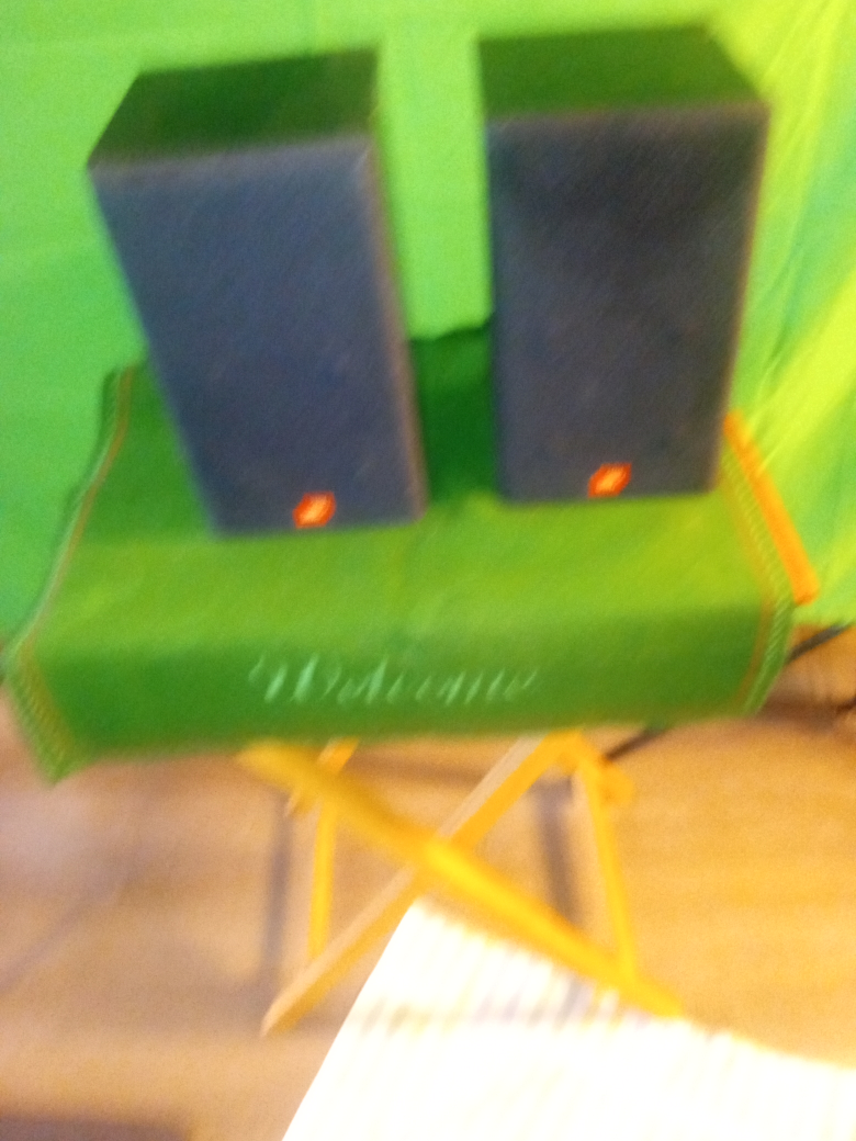 JBL Bookshelf speakers image indicator(2)