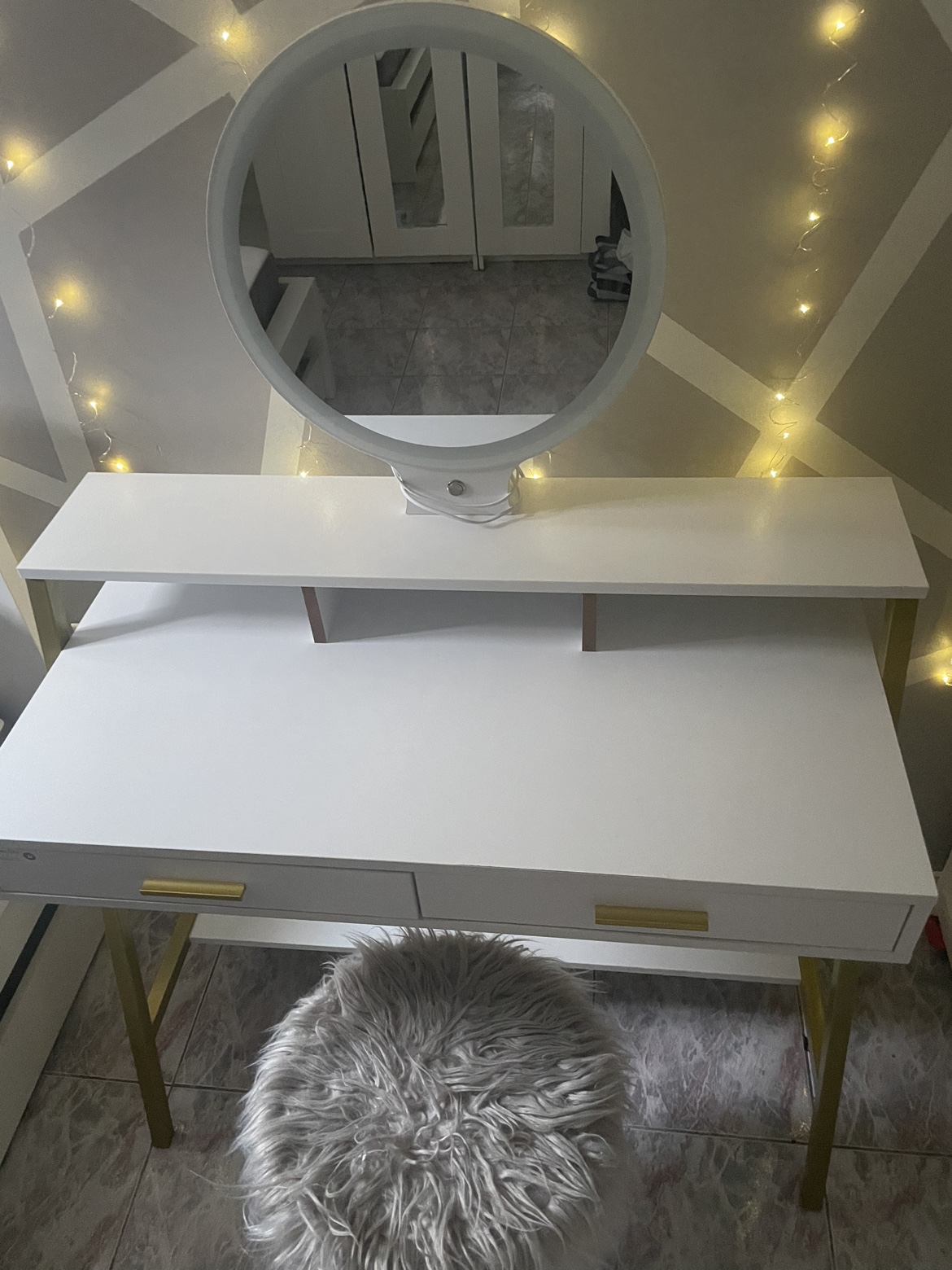 White vanity / desk - photo 3