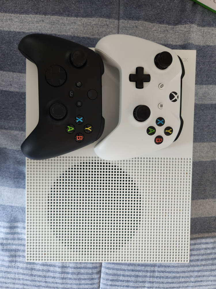 Xbox One S All Digital + 2 Controllers - photo 2