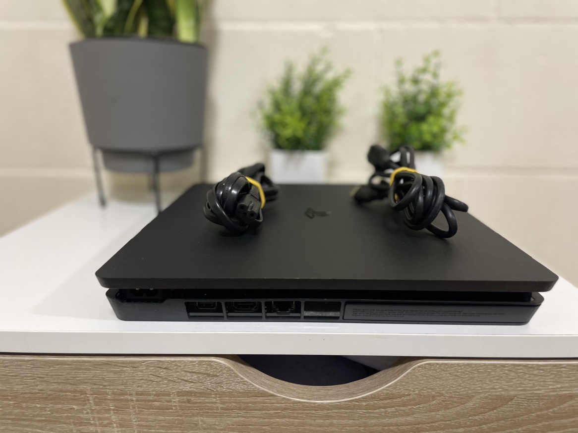 PlayStation 4 pro- 1 TB, 2 Controllers - photo 3