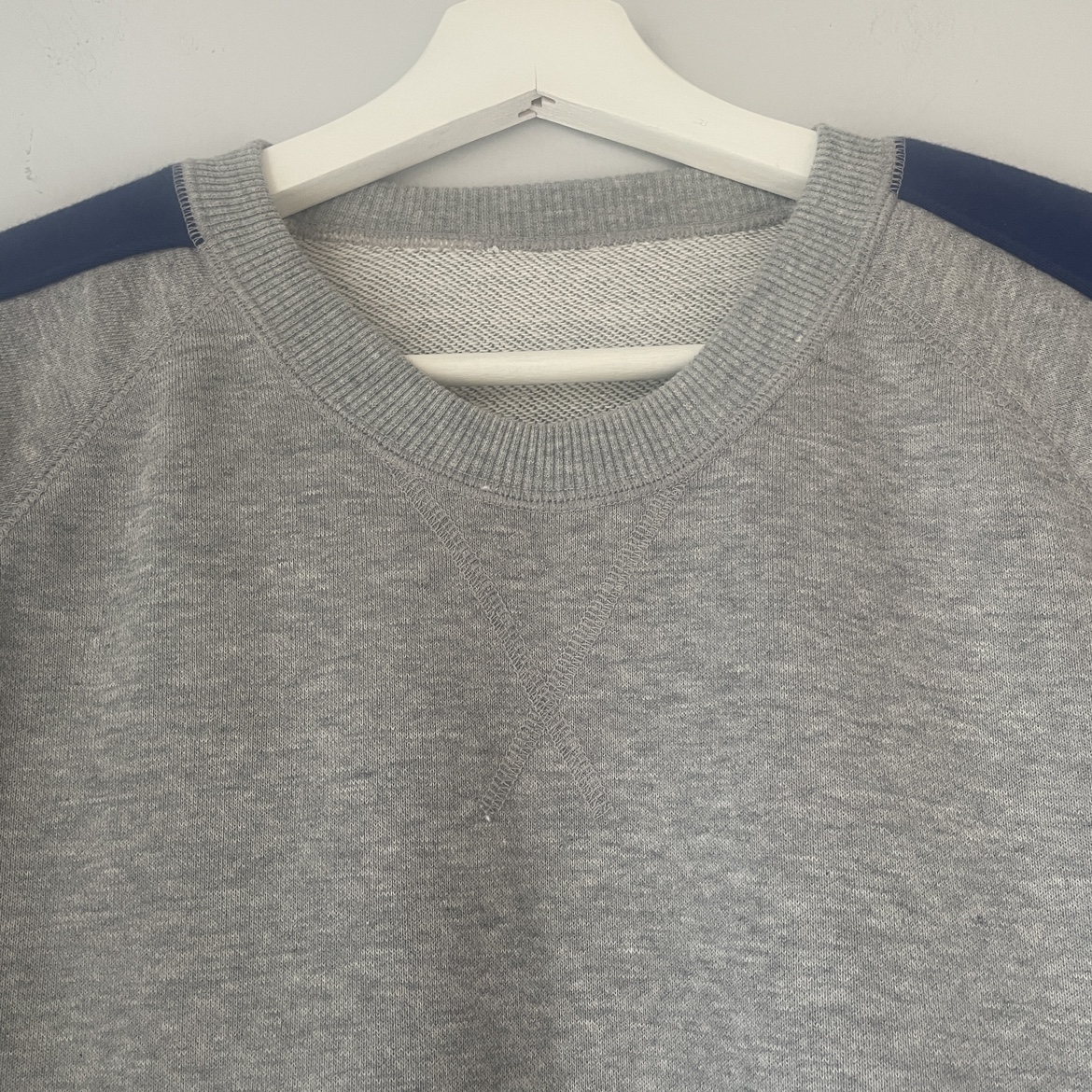 Uniqlo Grey Crewneck Sweatshirt Size Small image indicator(3)
