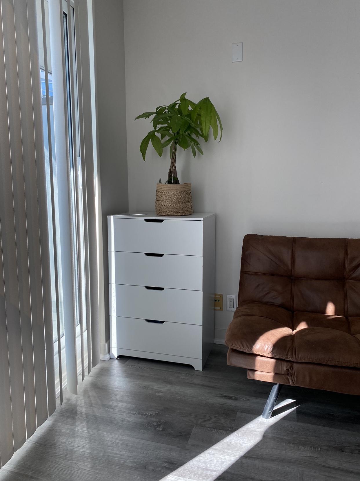 BRAND NEW white 4 drawer dresser (delivery available) image indicator(2)