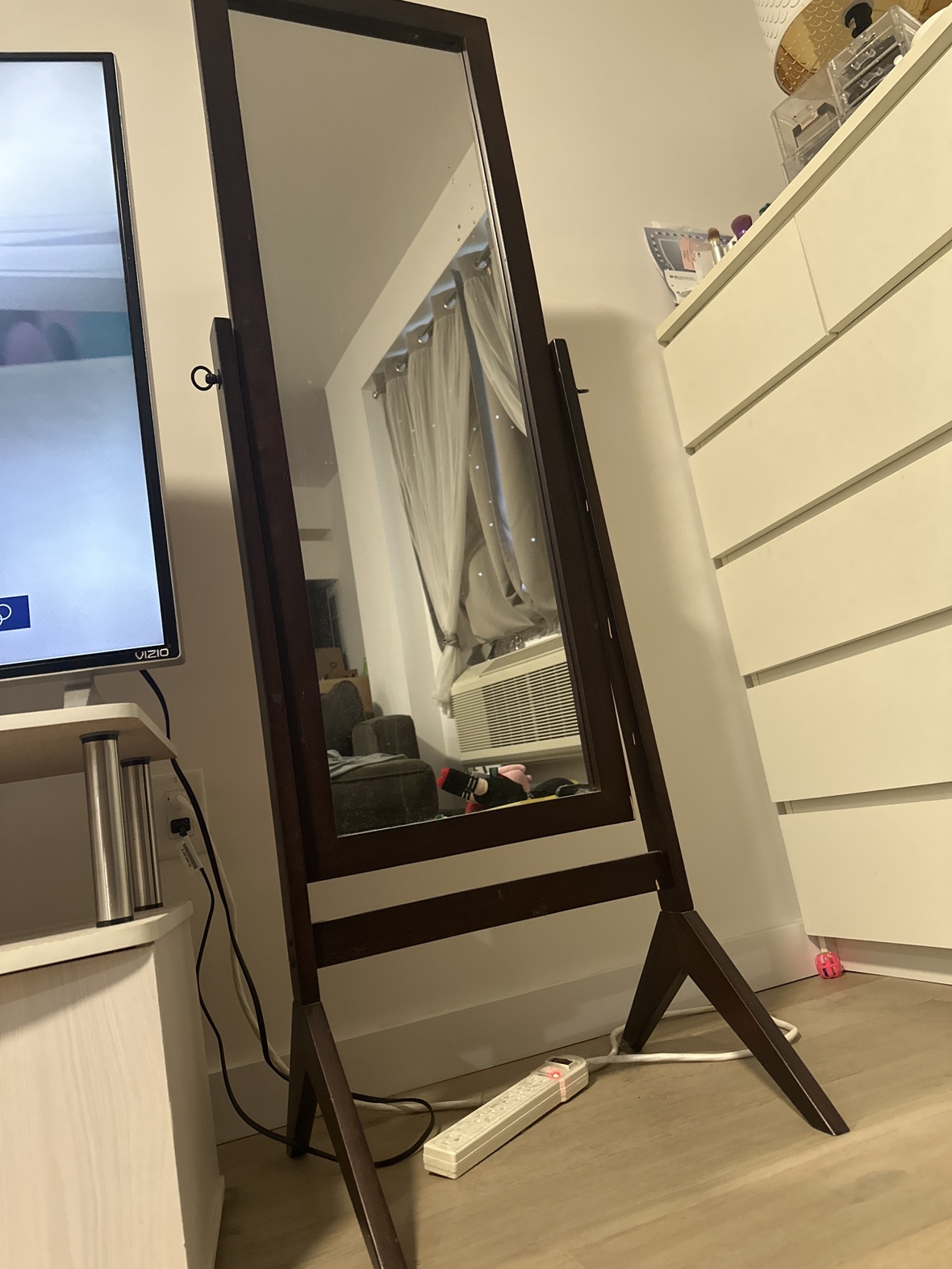 Standing mirror