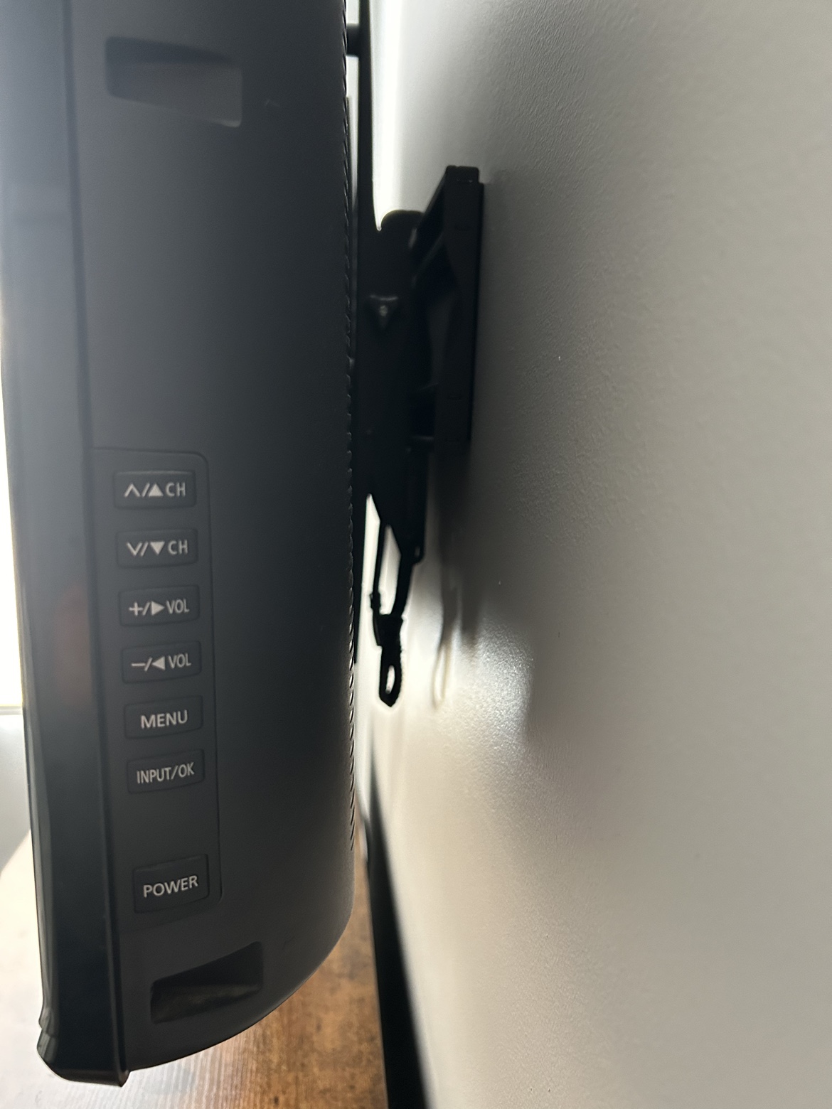 Panasonic Viera 36 Inch TV With Wall Mount - photo 3