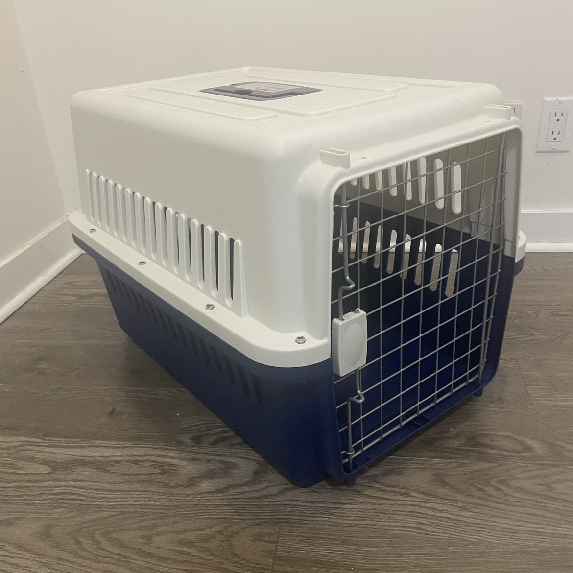 Medium dog travel carrier/crate 23.5"x 14"x 18" image indicator(3)