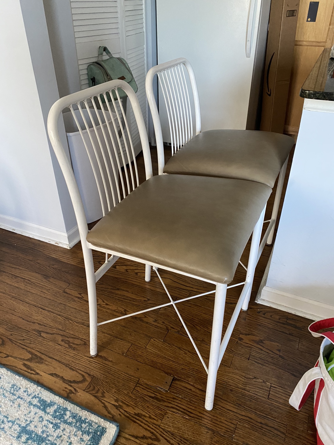 2 bar stools