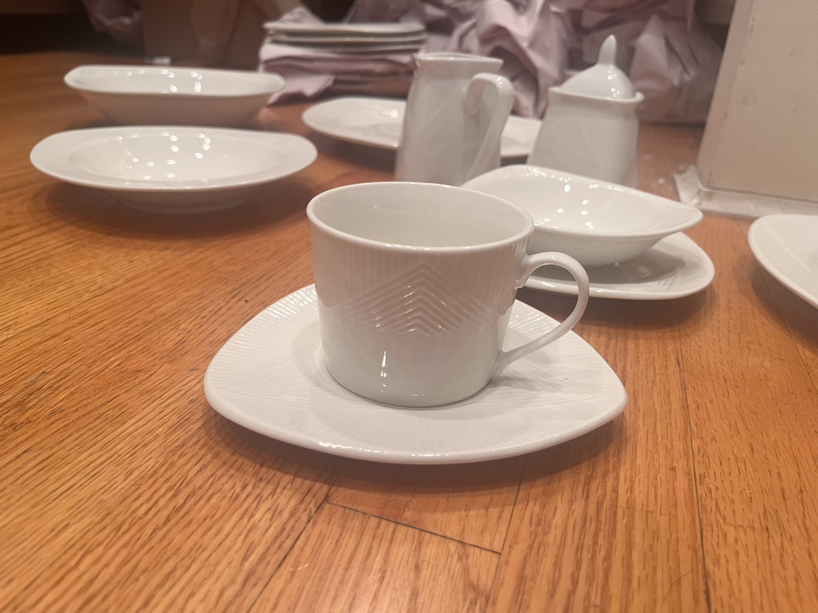 53 piece Oneida dinner set image indicator(4)