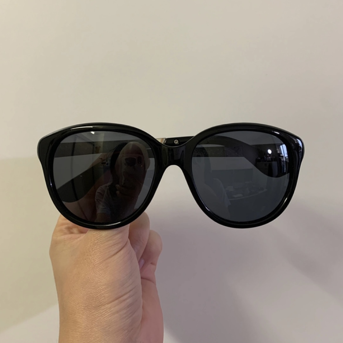 Polarized Sunglasses with Pouch image indicator(3)