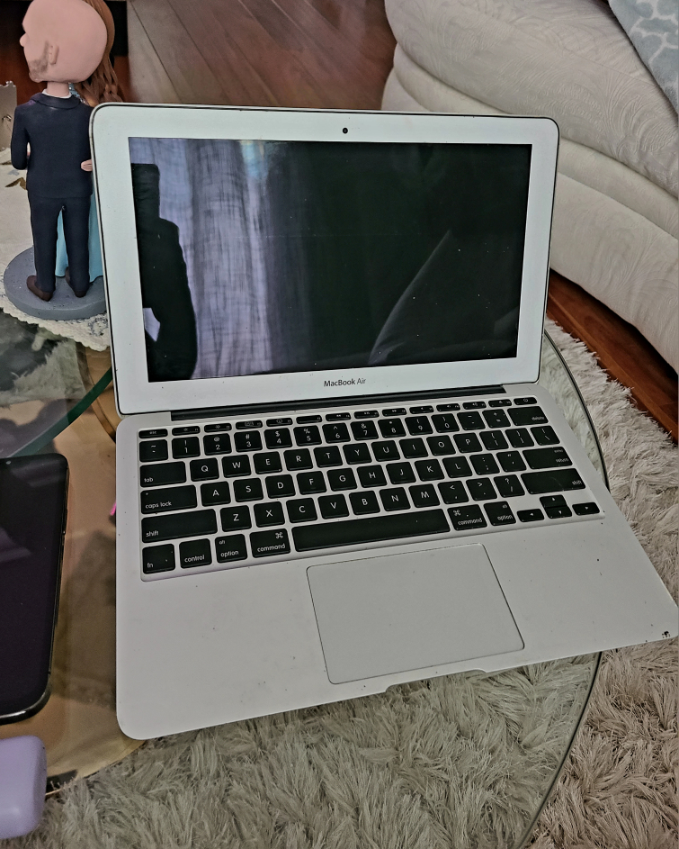 🇨🇦  Macbook Air with Iphone & accessories- Read description - photo 2