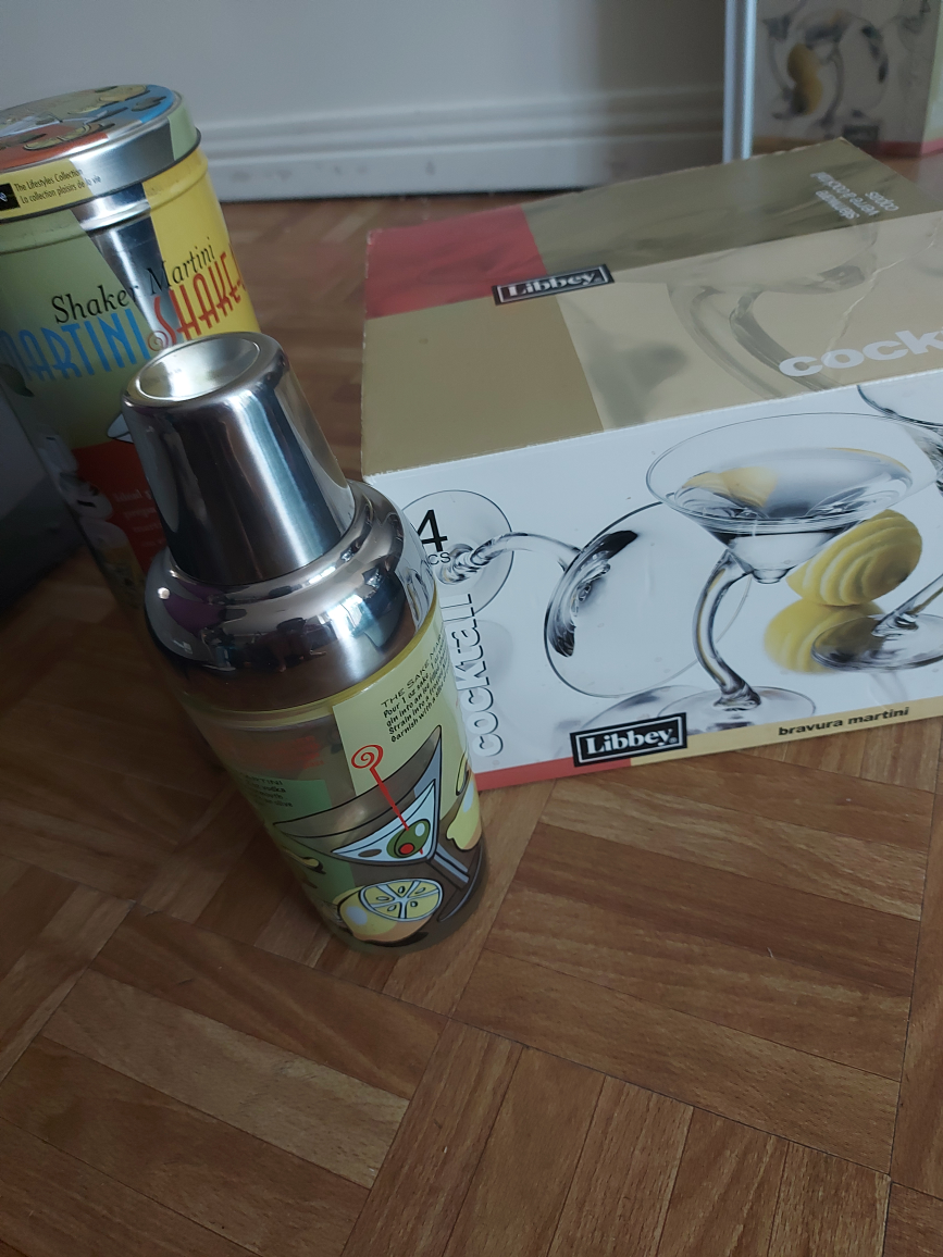 Cocktail Shaker and 4 Martini Cocktail Glasses thumbnail