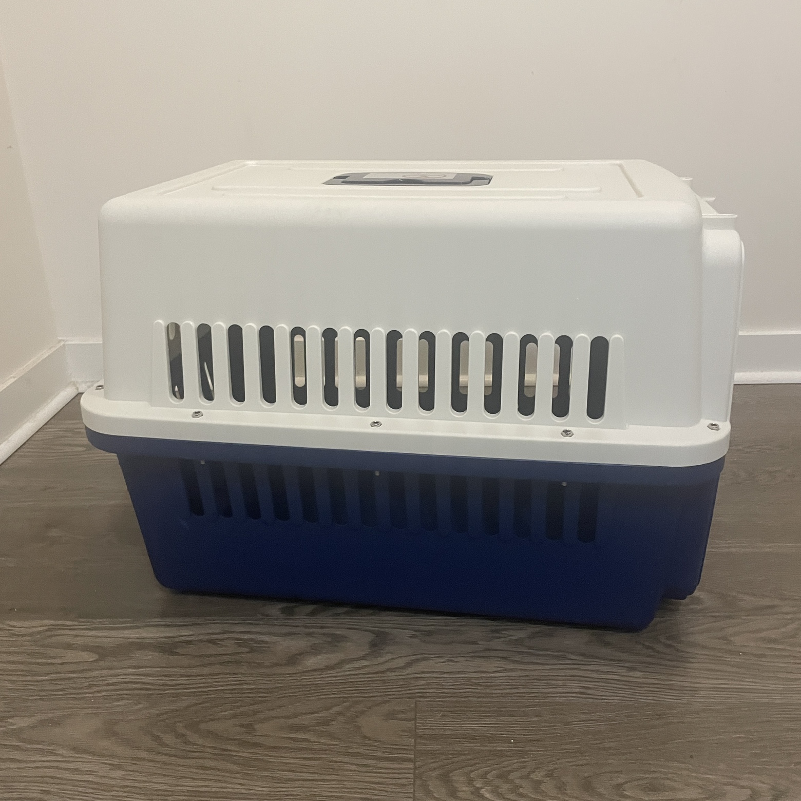 Medium dog travel carrier/crate 23.5"x 14"x 18" image indicator(2)