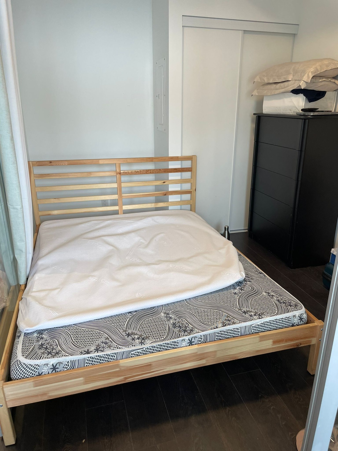 Queen Mattress + Queen Bed Frame with planks +Mattress protector - photo 2