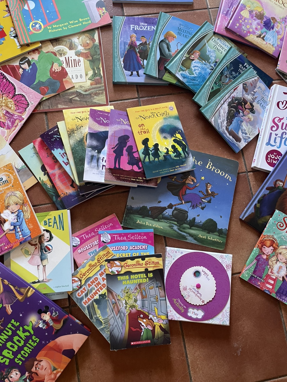 Children's books. Mostly pre teen books $25 takes it all. - photo 5