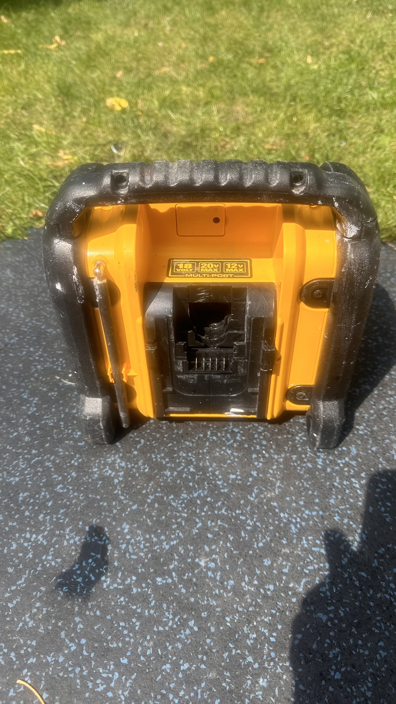 DeWalt DCR018 20V MAX/12V MAX Compact Worksite Radio image indicator(3)