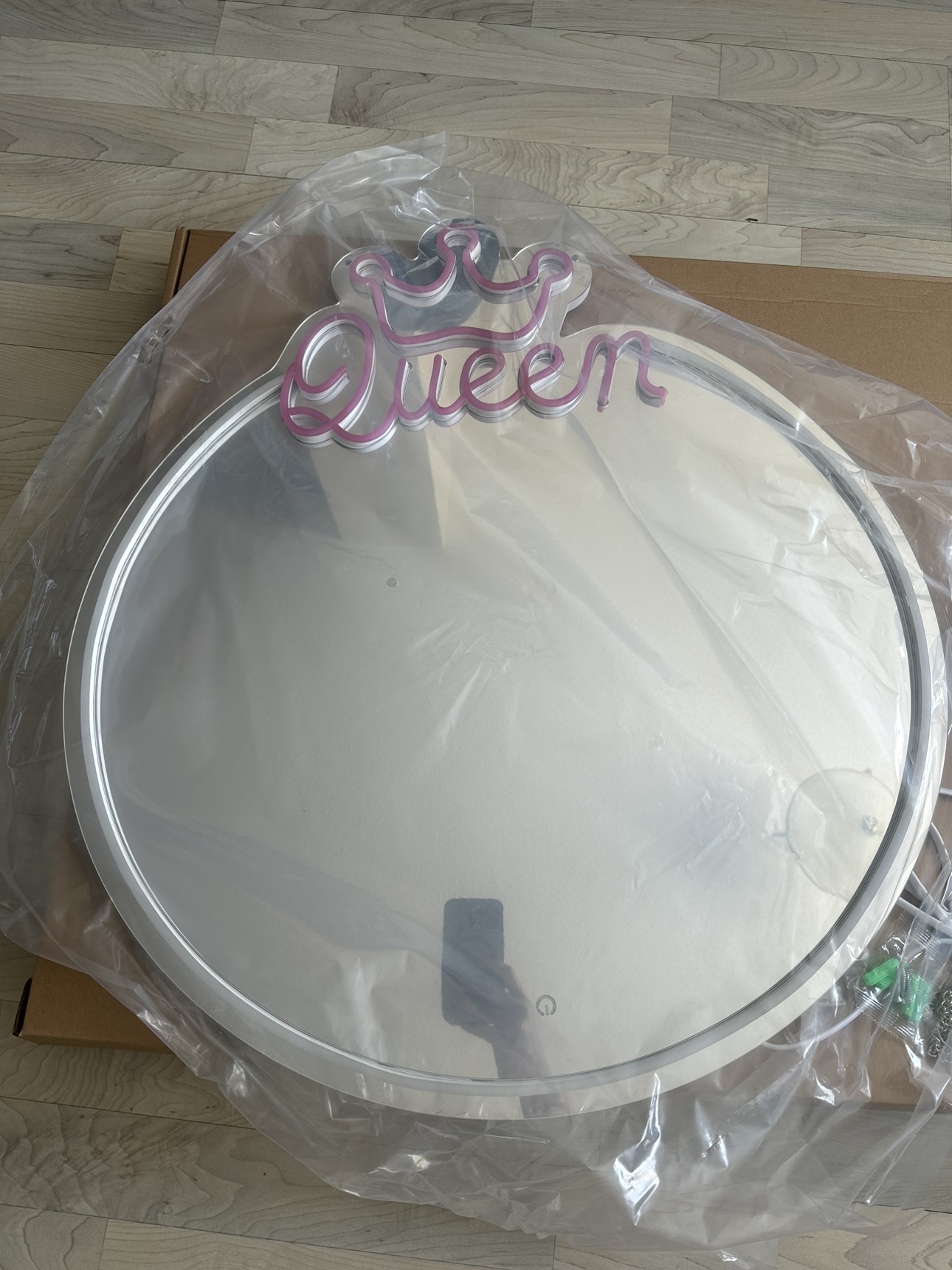 Round Mirror with Neon "Queen" Sign image indicator(6)