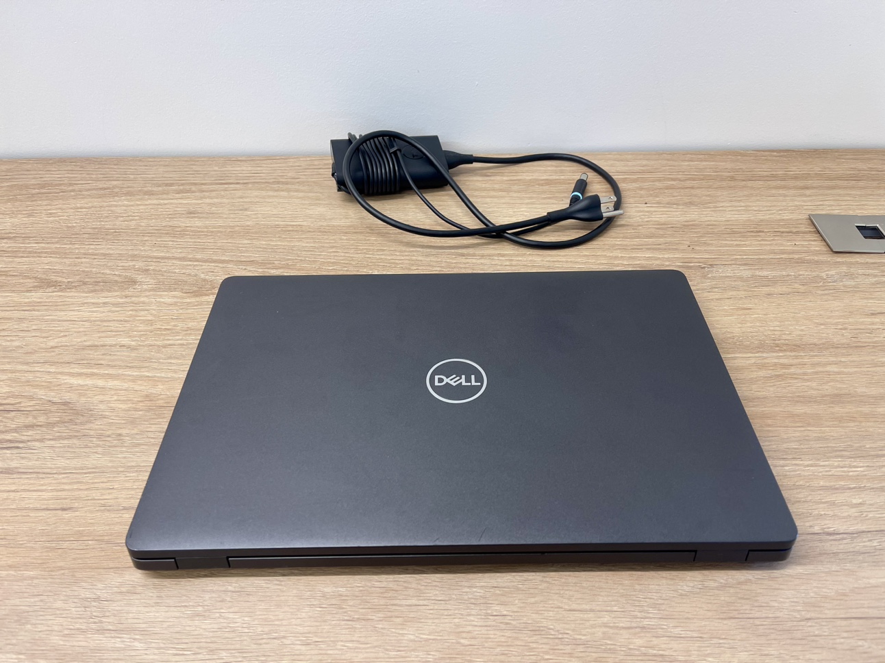 Dell Latitude 5500 Laptop image indicator(3)