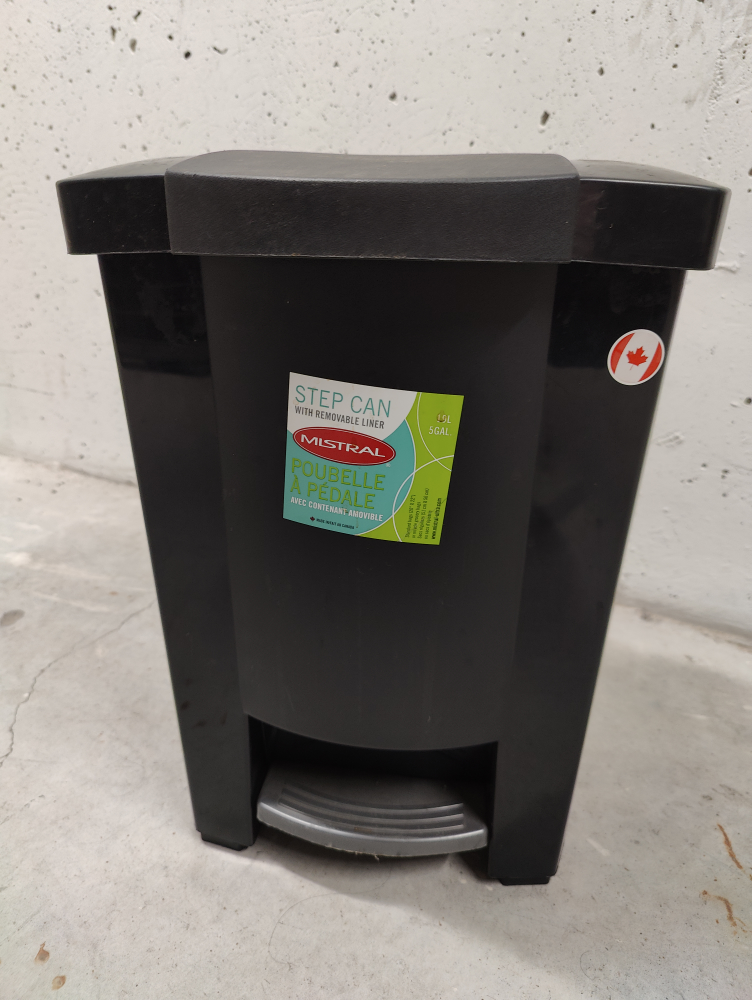 Step Trash Can with Removable Liner thumbnail