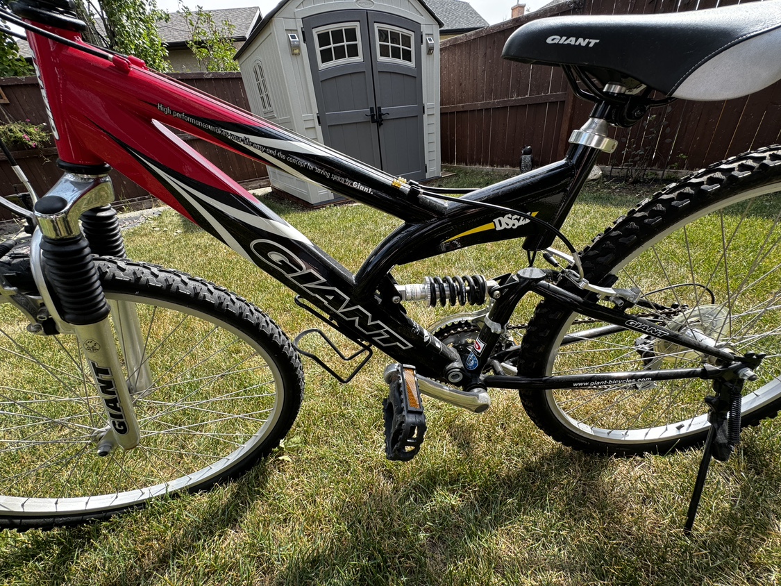 Giant mountain bike 26” wheel  in like new construction - photo 4