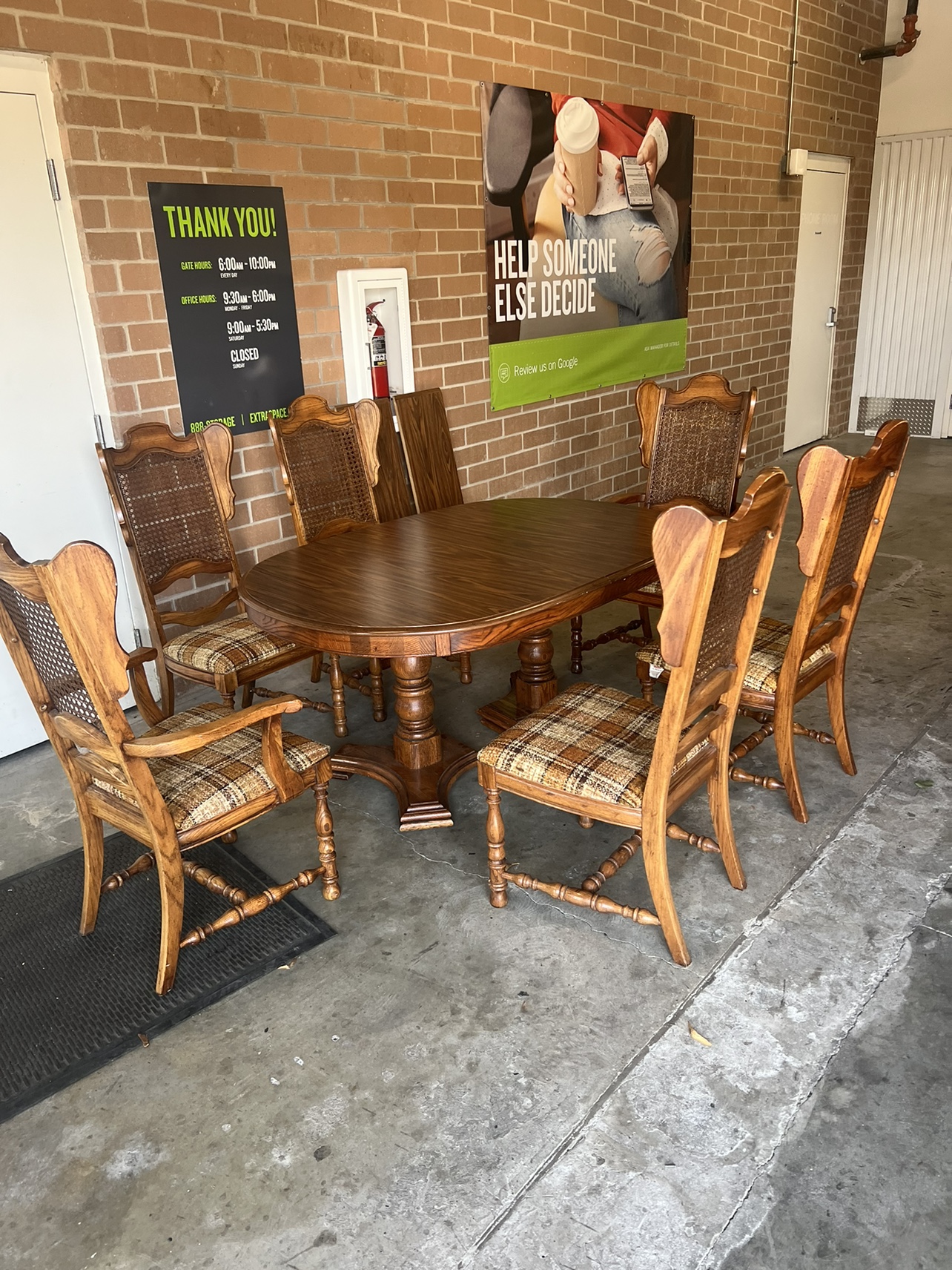 Dining Table w/6 chairs and 2 leaves
