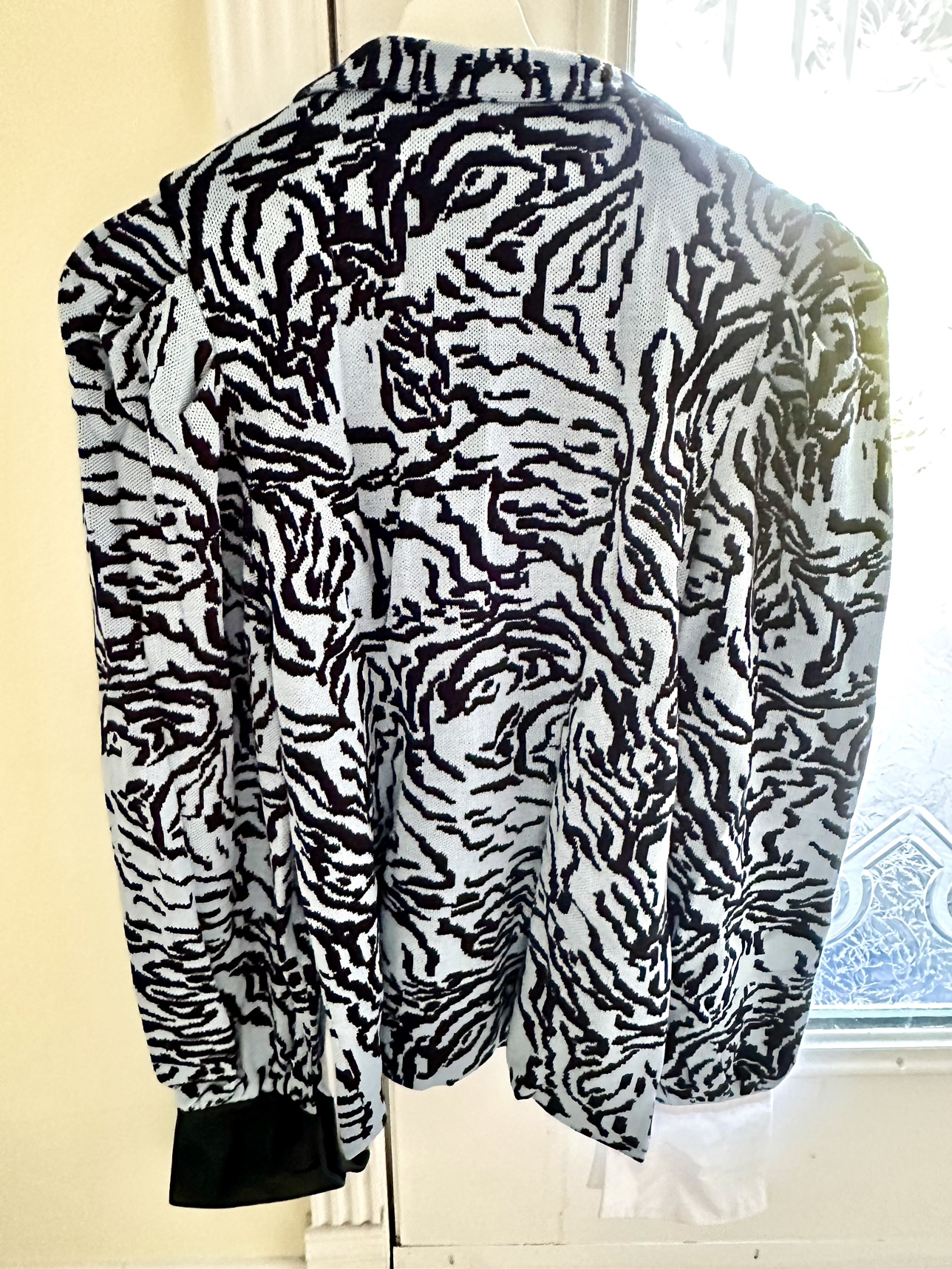 Woman’s sweater image indicator(5)