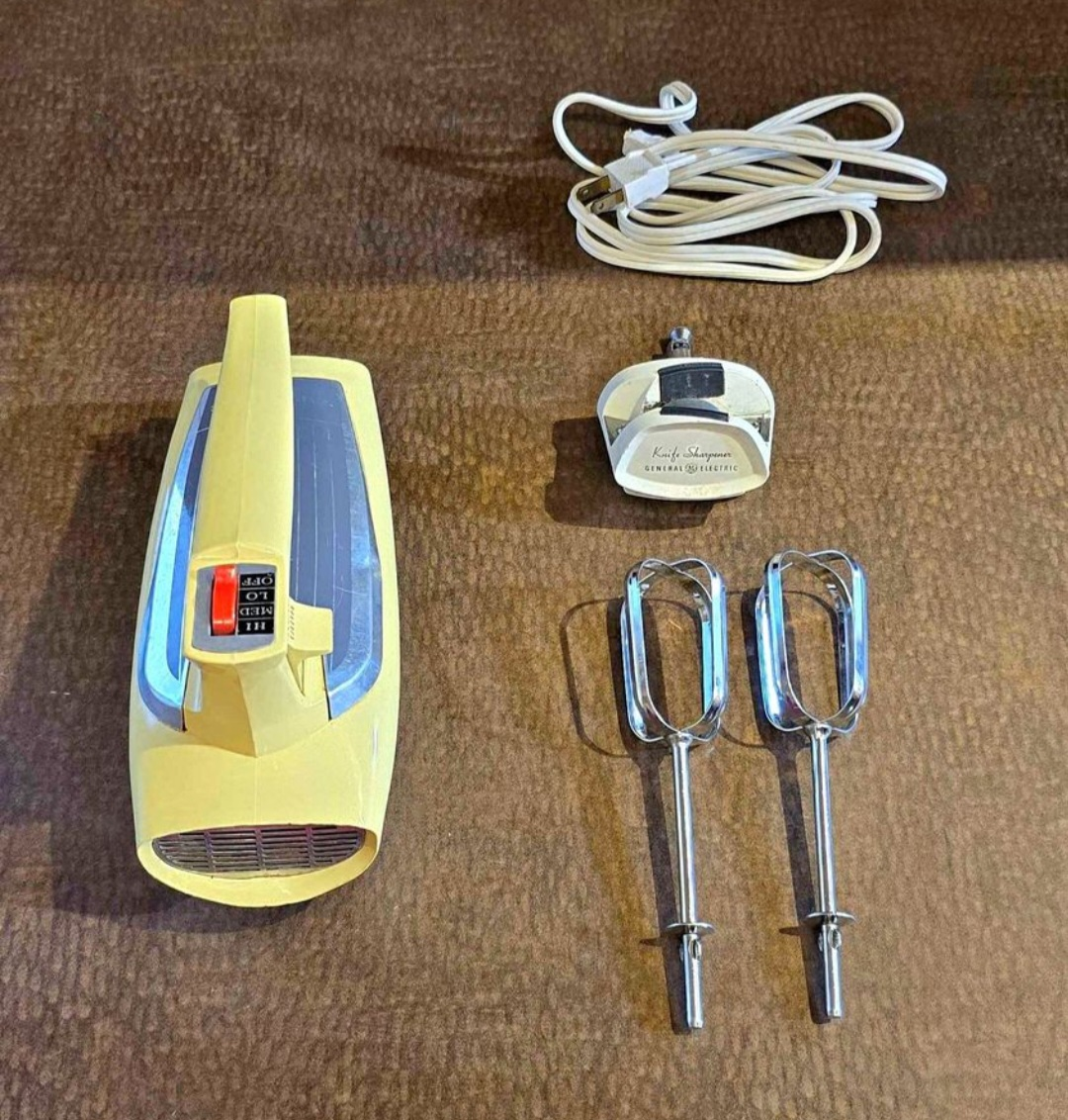 Vintage General Electric Hand Mixer - 3 Speed Golden Harvest thumbnail