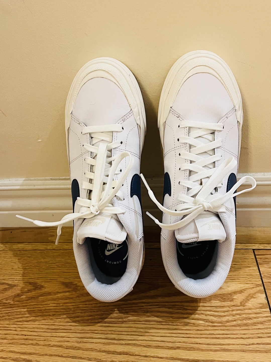 Women's nike sneaker 8.5 image indicator(6)