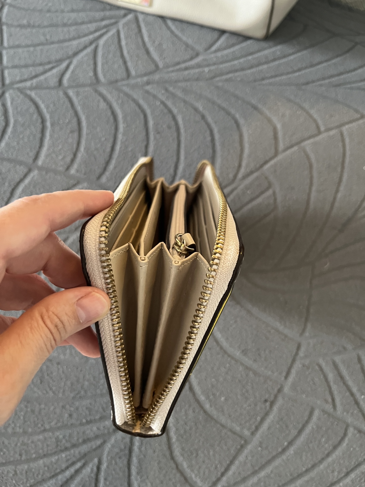 Kate Spade bag and wallet image indicator(10)