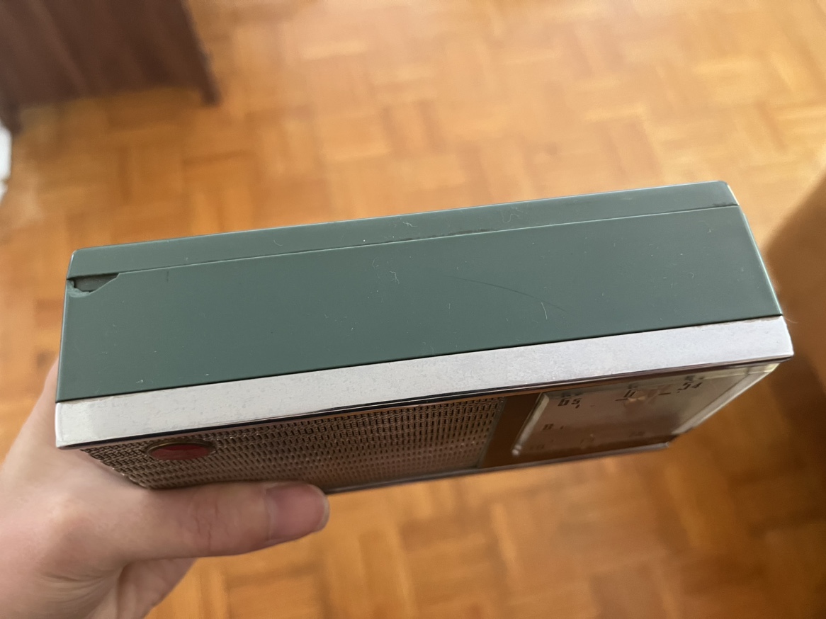 Vintage RCA transistor radio - photo 2