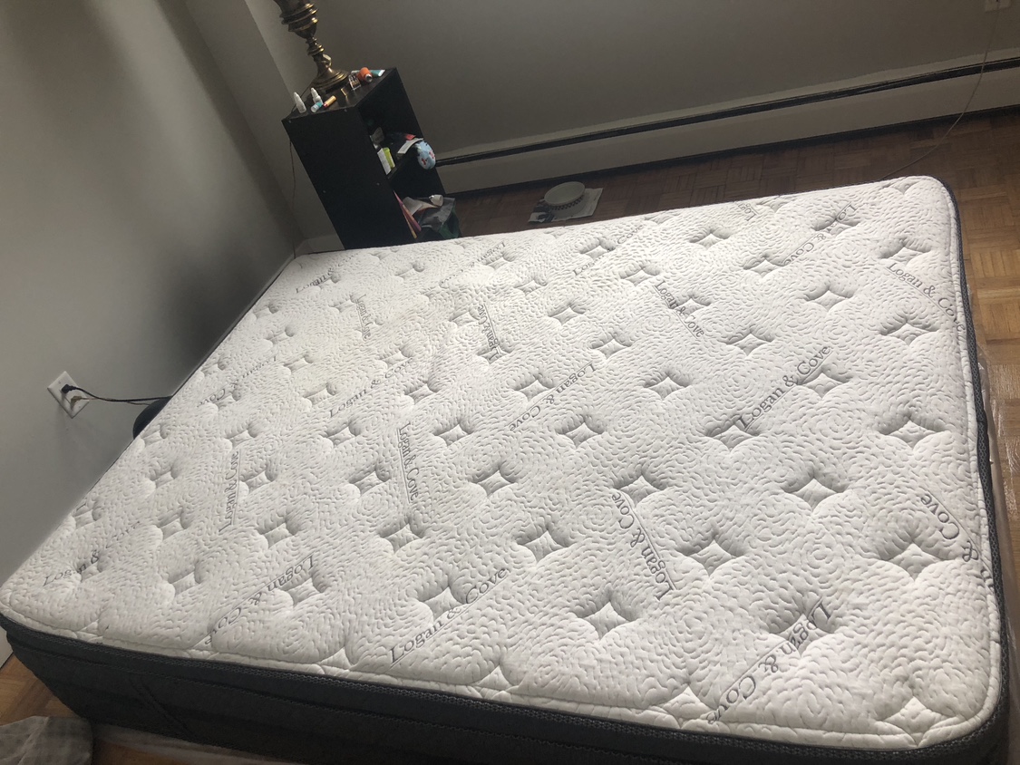 Logan & Cove Mattress - queen size in mint condition