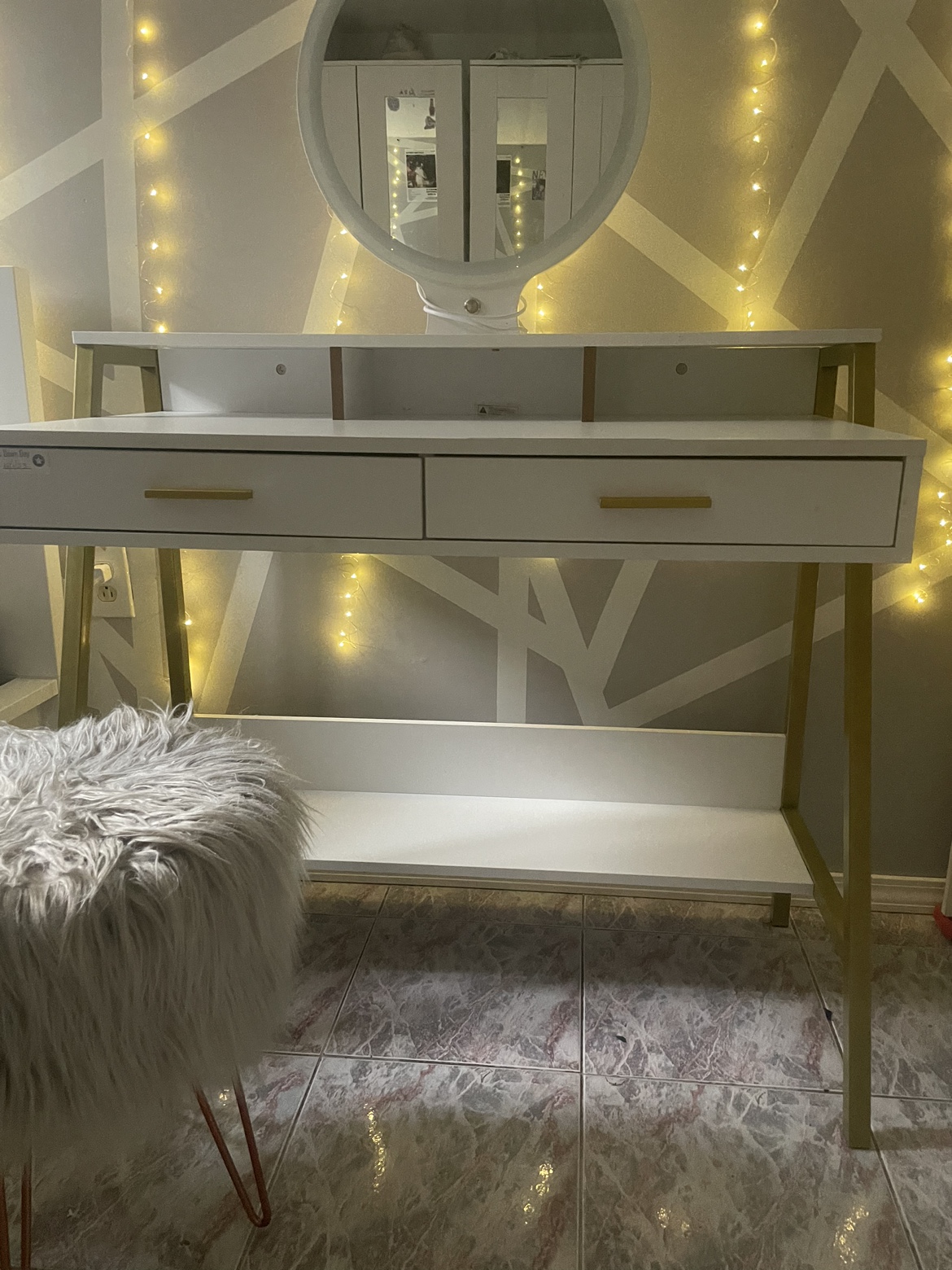 White vanity / desk - photo 2