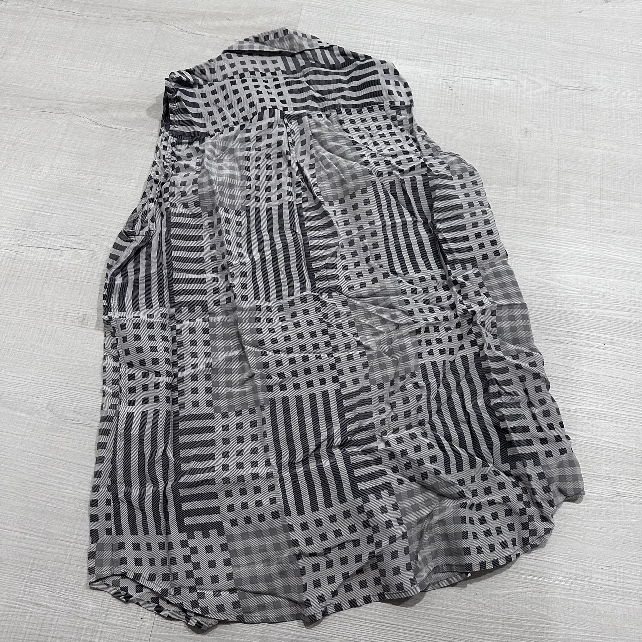 Grey Patterned Sleeveless Blouse image indicator(2)