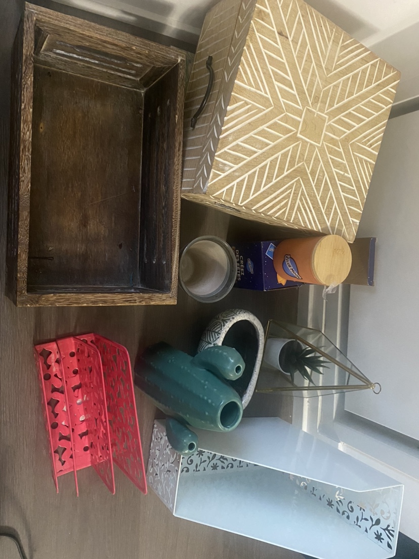 Bundle of home decor items thumbnail