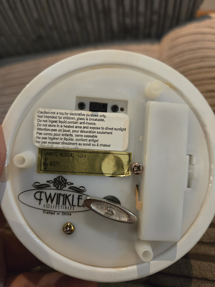 Musical Light Up Angel Snow Globe image indicator(2)