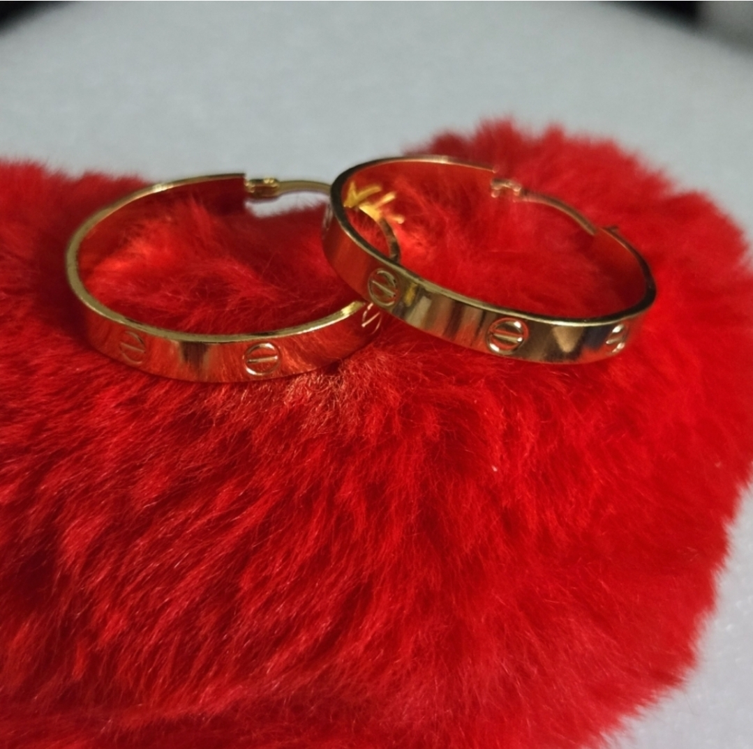 love gold hoop earrings *new ✨️ image indicator(2)