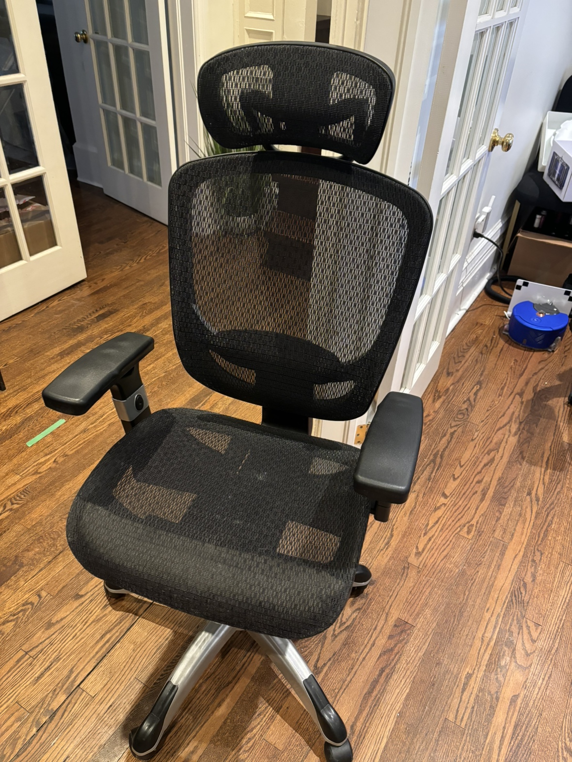 Staples Mesh Office Chair - ergonomic Hyken with head rest - photo 3