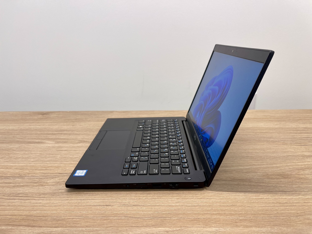 Dell Latitude 7390 Laptop image indicator(6)