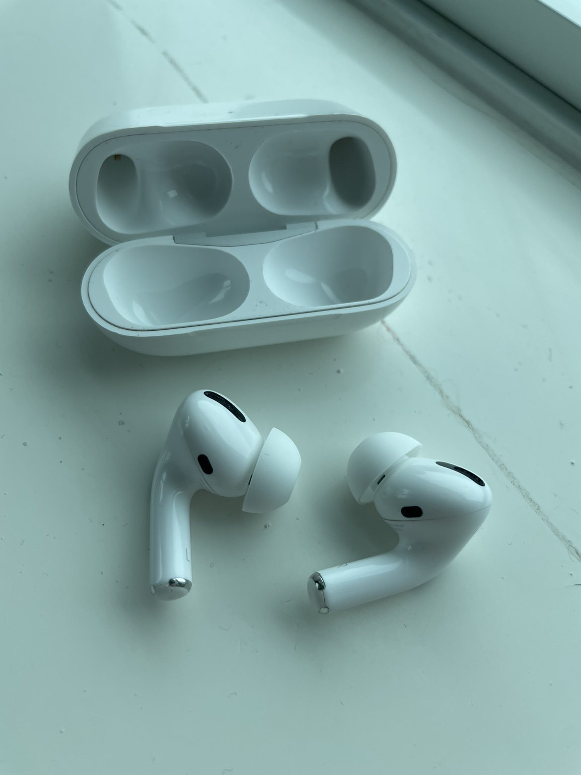 AirPods Pro (1st Gen) - Great Condition image indicator(2)