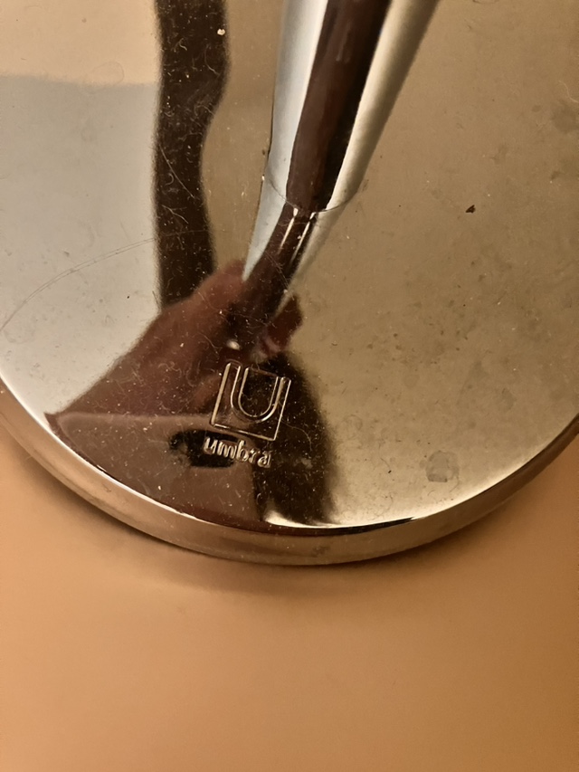 Umbra towel holder image indicator(2)