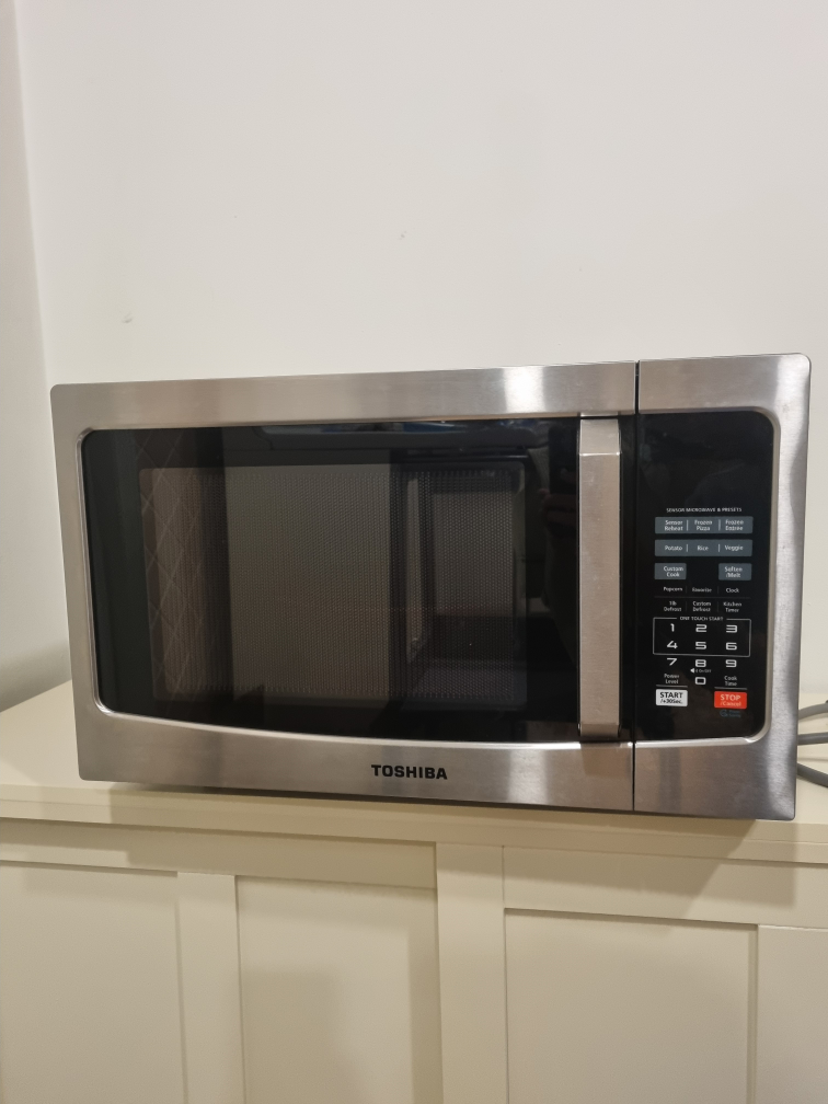 Toshiba Microwave 1.2 Cubic Ft thumbnail