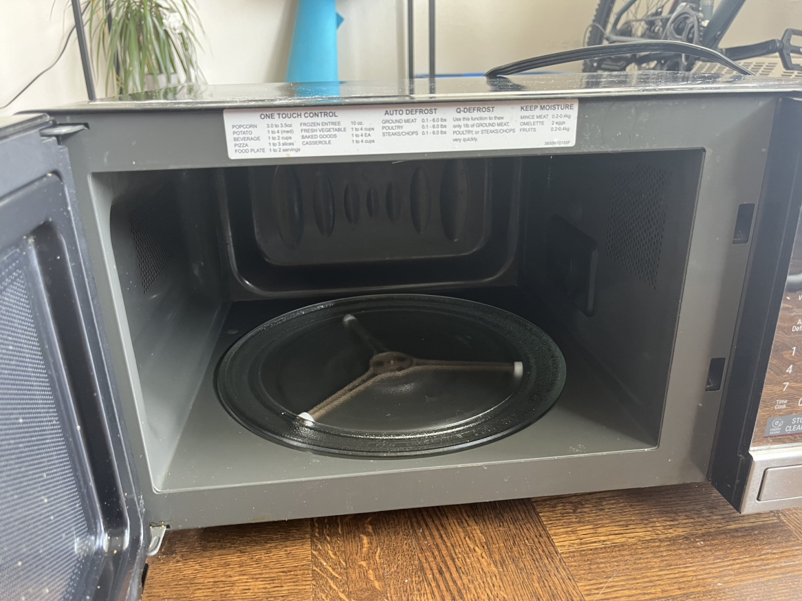 LG Microwave - photo 2
