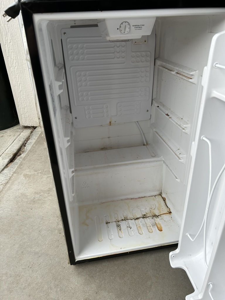 Small Black Fridge #freecycle - photo 2
