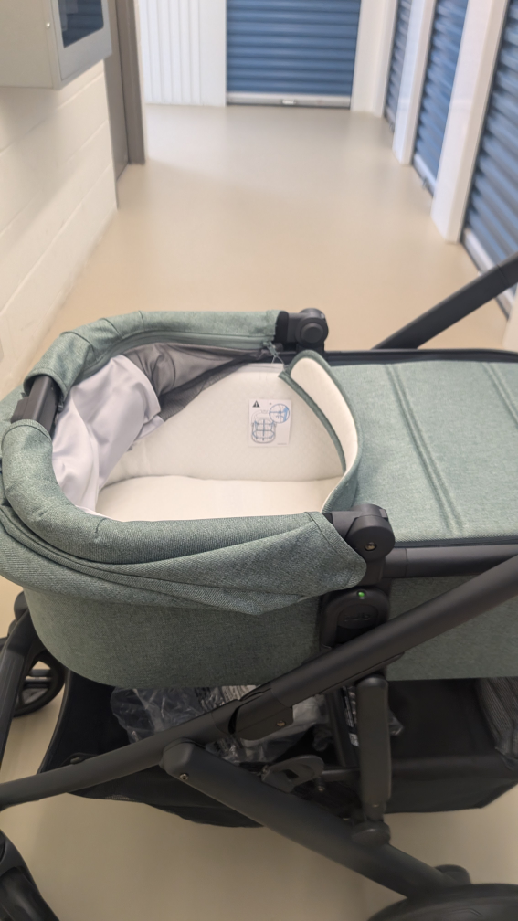 UPPAbaby Vista V2 *BRAND NEW* Never used, but out of box. image indicator(4)