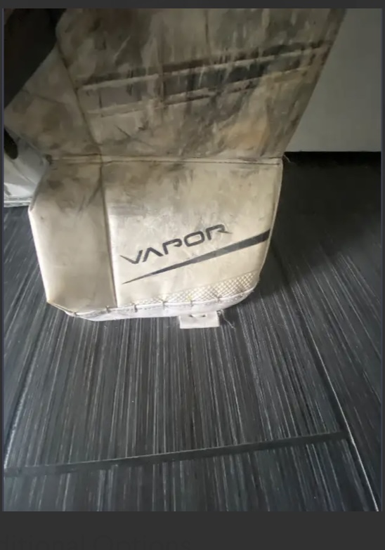 Large Intermediate Goalie Pads 32’ image indicator(2)