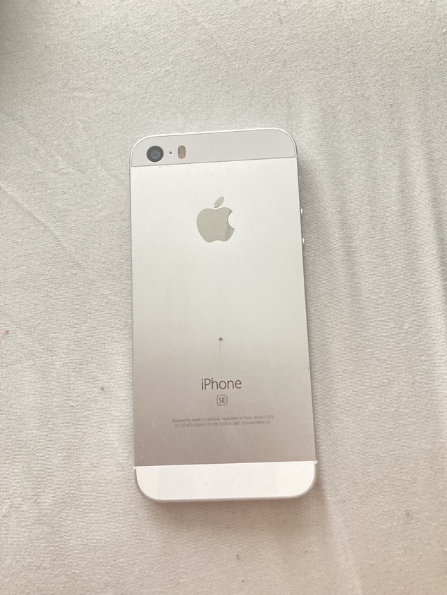 Apple iPhone SE (2016) Unlocked image indicator(2)