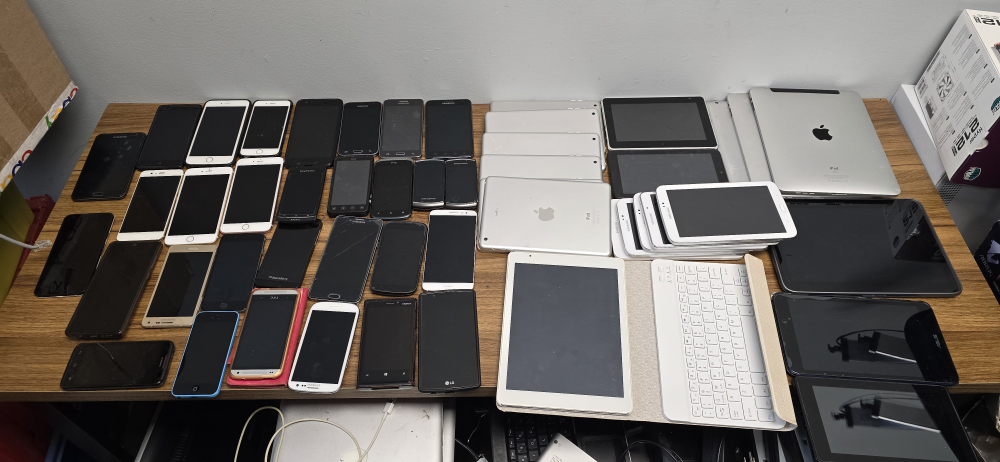 Lot of 30 cellphones and 20 tablets wholesale thumbnail