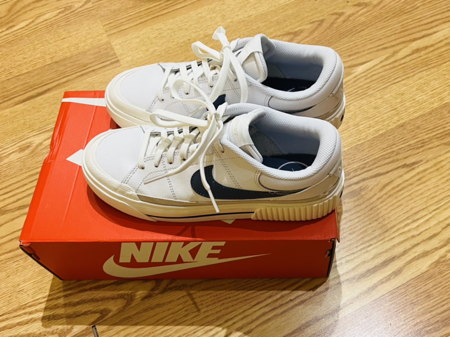 Women's nike sneaker 8.5 image indicator(3)