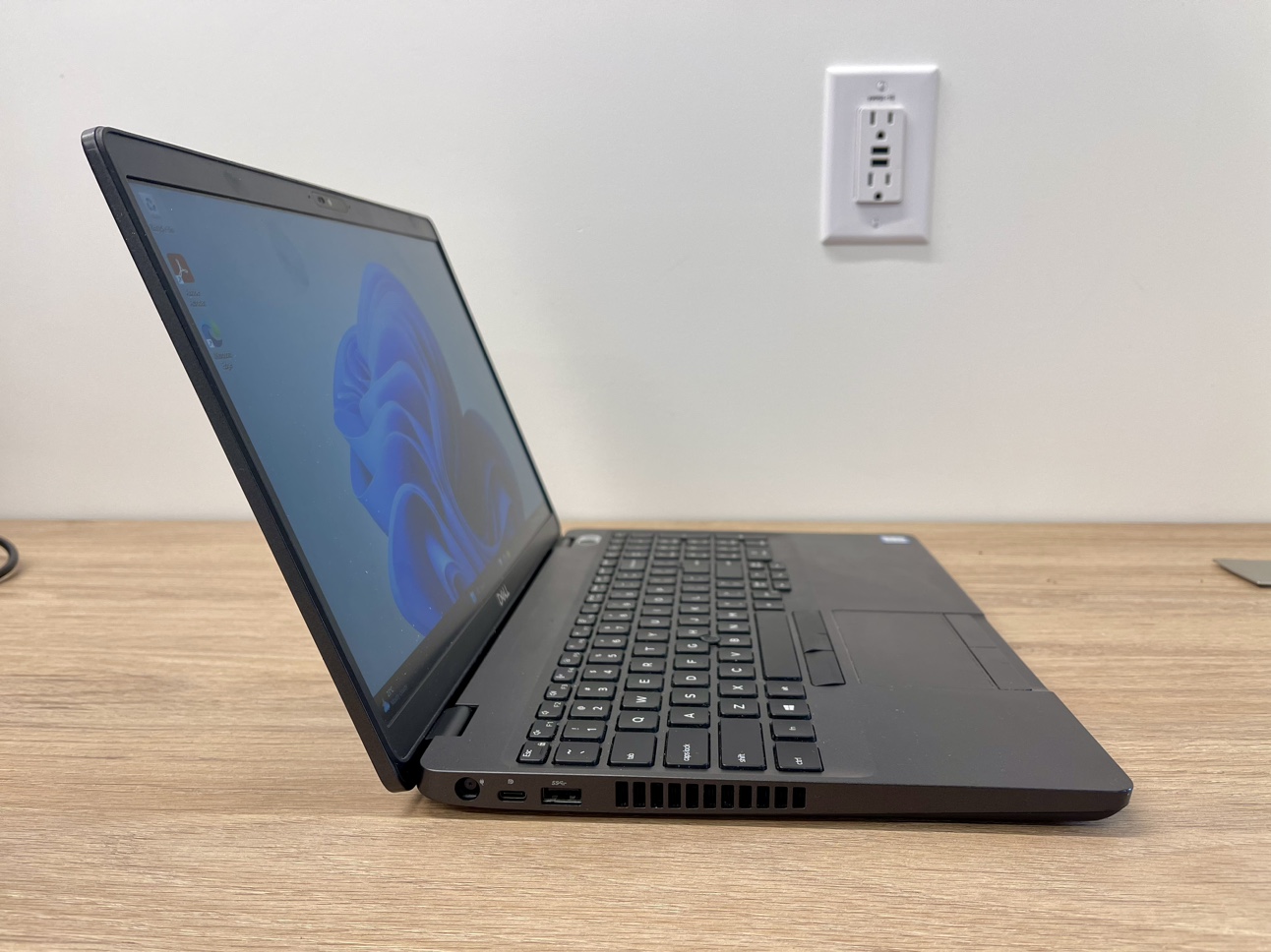 Dell Latitude 5500 Laptop image indicator(4)